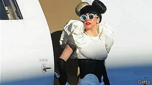 Lady Gaga saliendo de su jet
