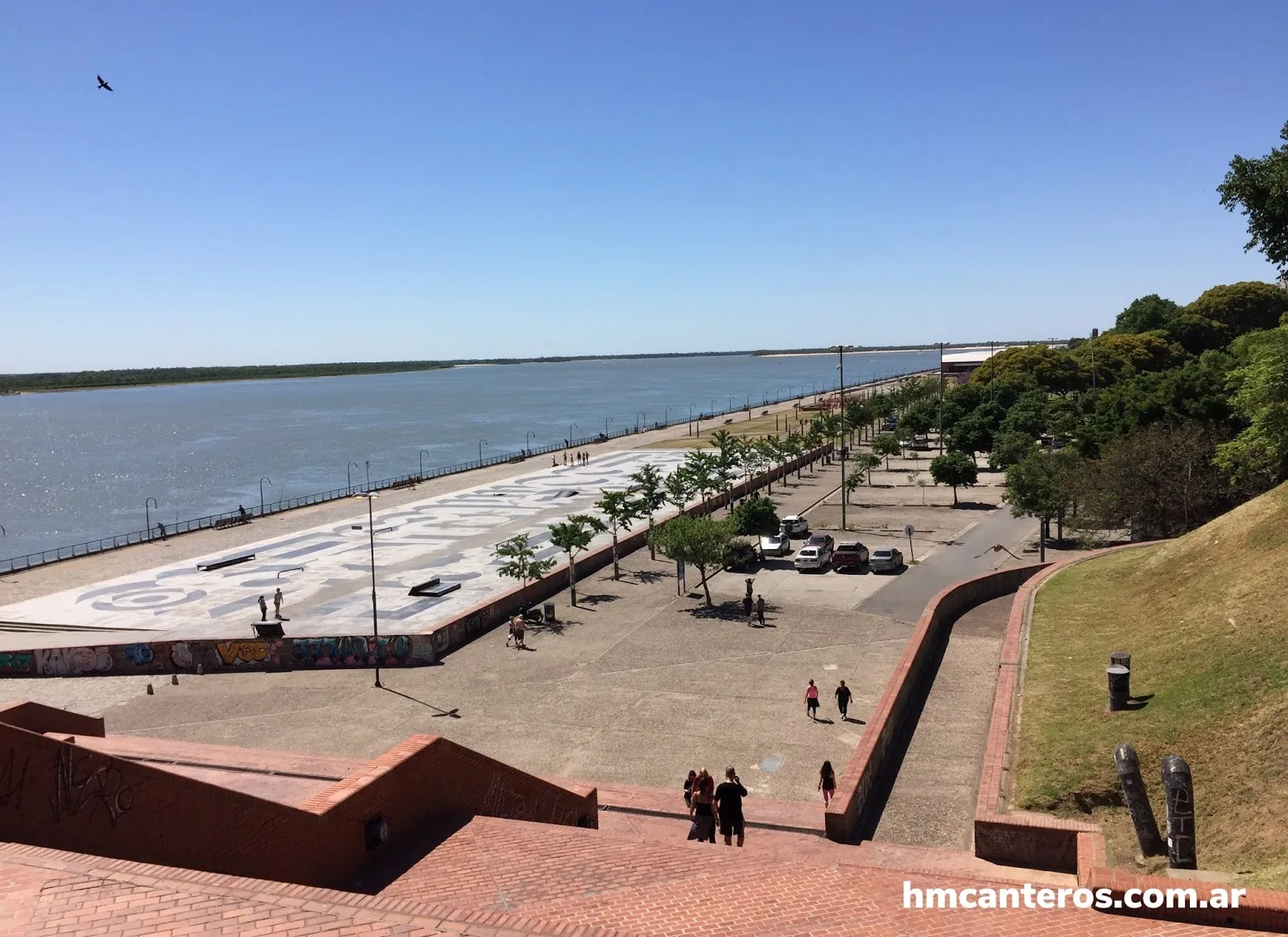 La Ciudad que mira al Río...